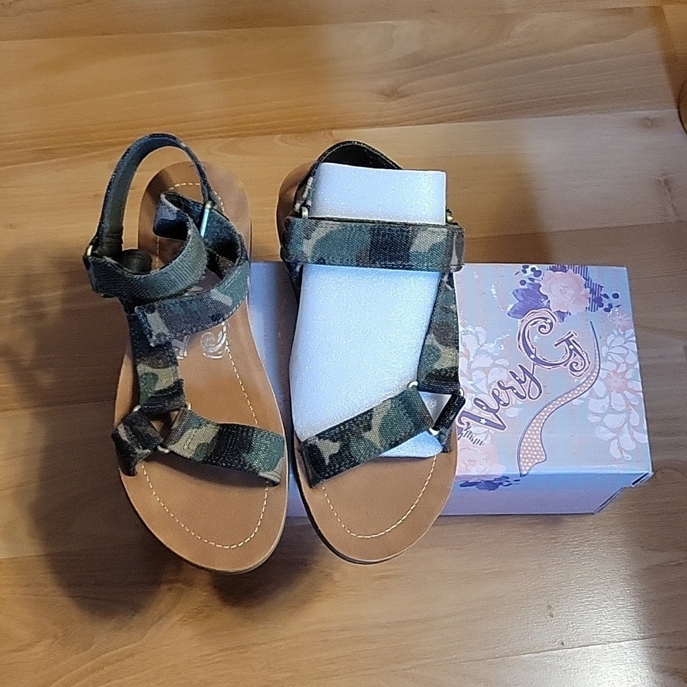 VERY G tina sandal in camo NEW in box‎ gypsy jazz womens size 6 flat adjustable